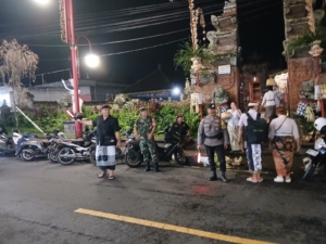 Polsek Gianyar Bersinergi Amankan Karya Pujawali di Pura Langon Puri Agung Gianyar