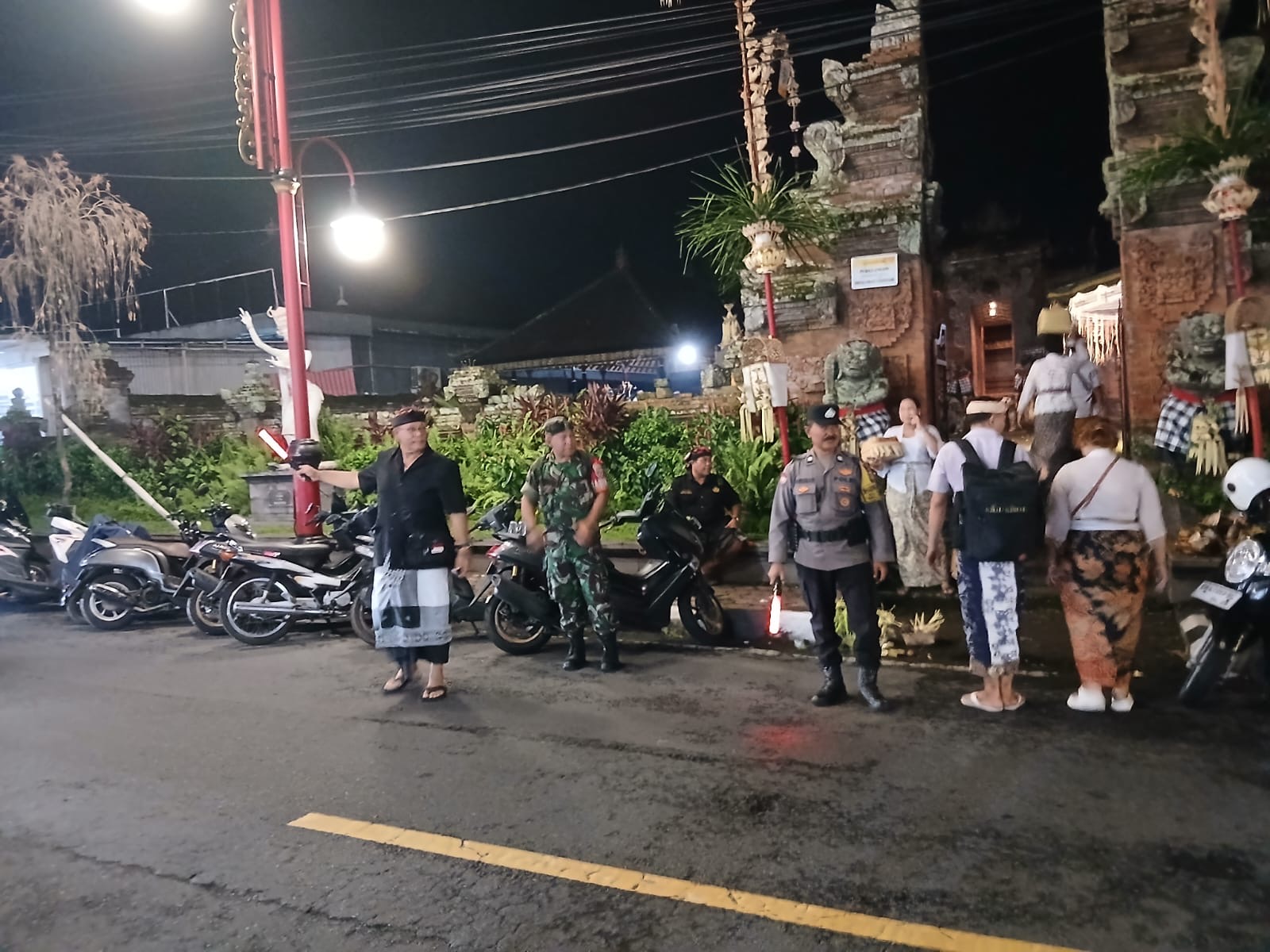 Polsek Gianyar Bersinergi Amankan Karya Pujawali di Pura Langon Puri Agung Gianyar