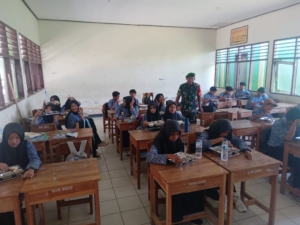 Pastikan Tepat Sasaran, Babinsa Koramil Taliwang Dampingi Program MBG