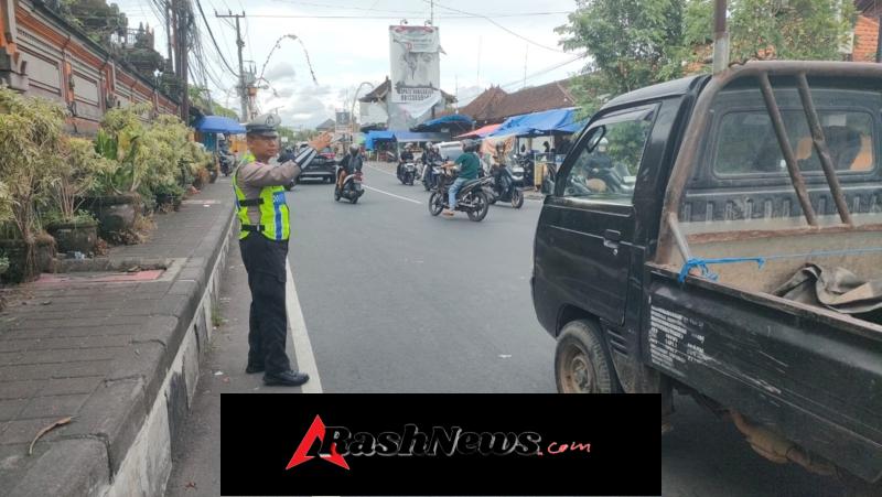 Tingkatkan Keselamatan Pengguna Jalan, Personel Polsek Abiansemal Gelar Pengaturan Lalin Minggu Sore