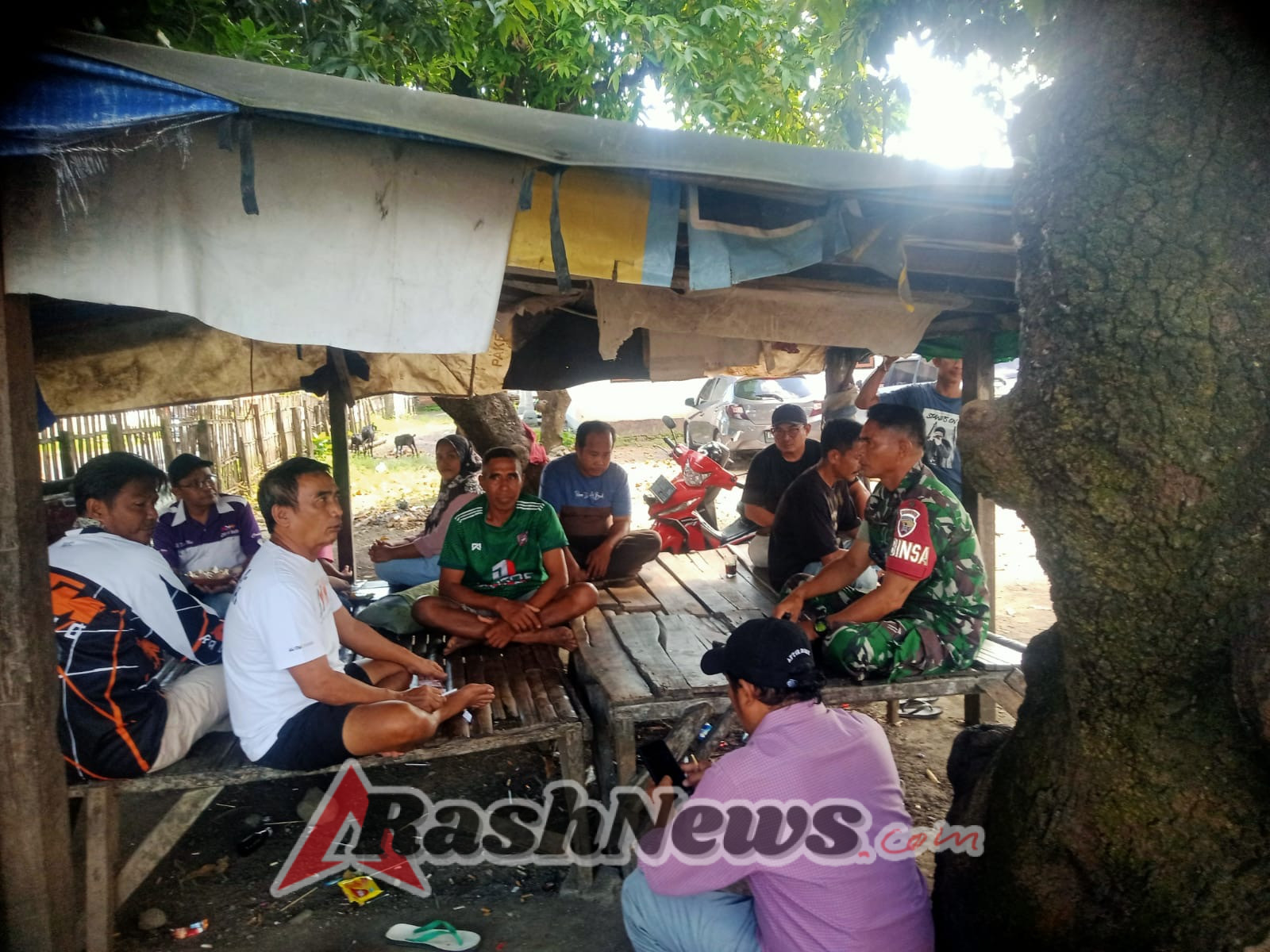 Babinsa Dompu Ingatkan Warga Bantaran Sungai Tingkatkan Kewaspadaan