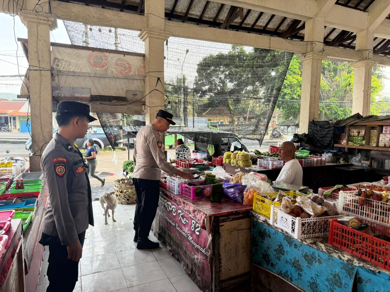 Polsek Selemadeg barat Pantau Harga Sembako, Pastikan Minyak Goreng dan Gas Elpiji Stabil di Pasar Suraberata