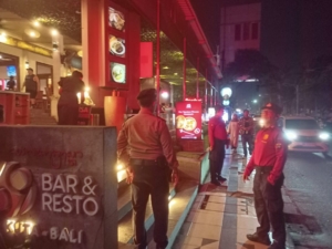 Patroli Jalan Kaki Pamwisata Polresta Denpasar dan Polda Bali Jaga Keamanan Wisatawan di Kawasan Pantai Kuta