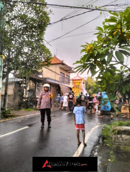 Bhabinkamtibmas Mengwitani Atensi dan Amankan Giat Pengabenan di Desa Binaanya