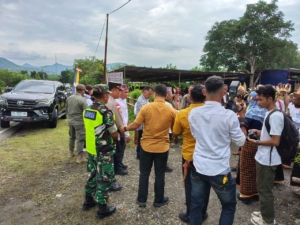 Sinergi TNI dan Masyarakat Warnai Penjemputan Imam Baru di Kecamatan Sanonggoang