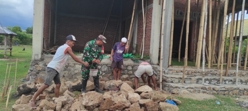 Babinsa Koramil Kempo Himbau Warga Saling Membantu dalam Kegiatan