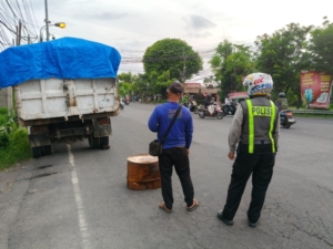 Unit Lalu Lintas Polsek Dentim Sigap Atur Arus, Antisipasi Kemacetan Akibat Truk Pecah Ban di Simpang Waribang
