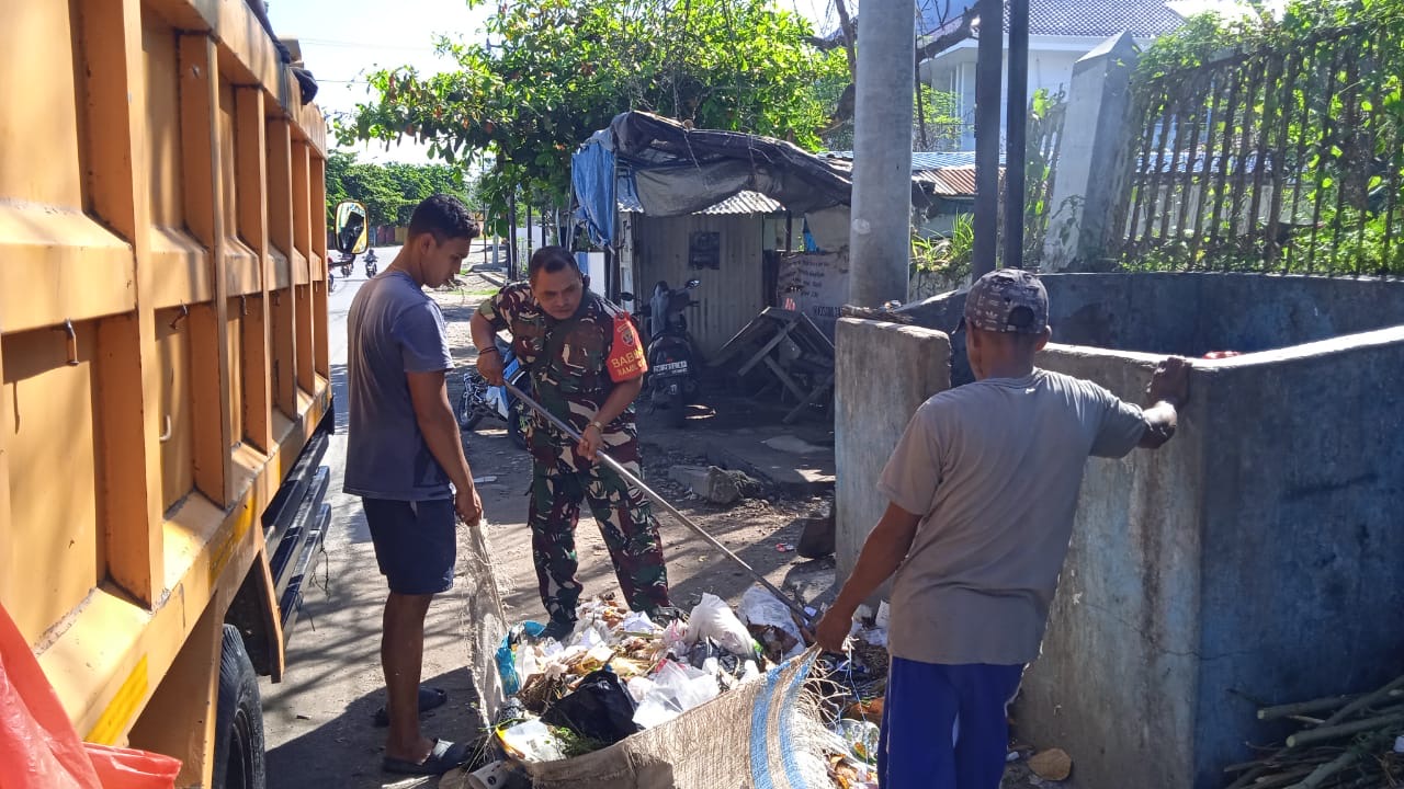 Peduli Lingkungan Babinsa Tode Kisar Gelar Karya Bakti