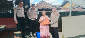 Sambangi Masyarakat Kurang Mampu, Kapolsek Sidemen Serahkan Bantuan Sembako.