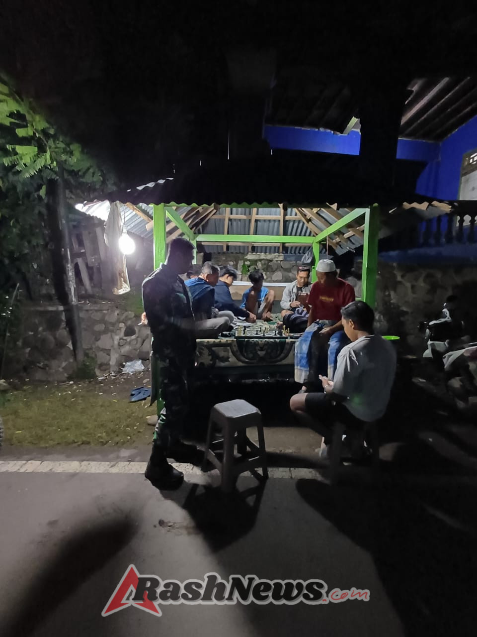 Babinsa Kelurahan Potu Perkuat Sinergi Warga Lewat Patroli Ronda Malam