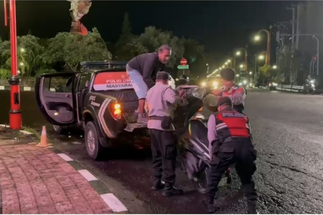 Polsek Gianyar Beri Pelayanan Prima, Bantu Warga Alami Bocor Ban di Simpang Aries