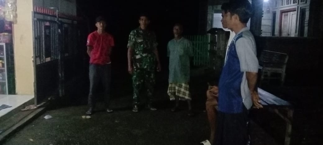 Babinsa Ajak Pemuda Waspada Longsor Saat Ronda Malam di Dusun Karaku