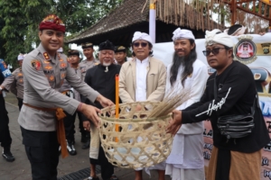 Kapolres Karangasem Serahkan Bantuan Alat Kebersihan dalam Rangkaian Bakti Sosial di Pura Dalem Puri Besakih