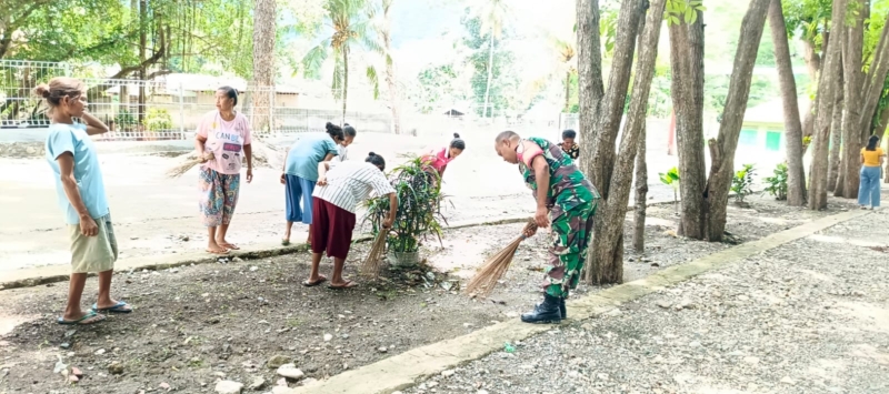 Babinsa Koramil 1618-04/Bisel Bersama Warga, Bersih Lingkungan Gereja Perkuat Solidaritas Sosial