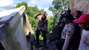 Respons Cepat Bencana, Polres Bangli Bersama TNI Bersihkan Material Longsor di SDN 2 Batur Kintamani