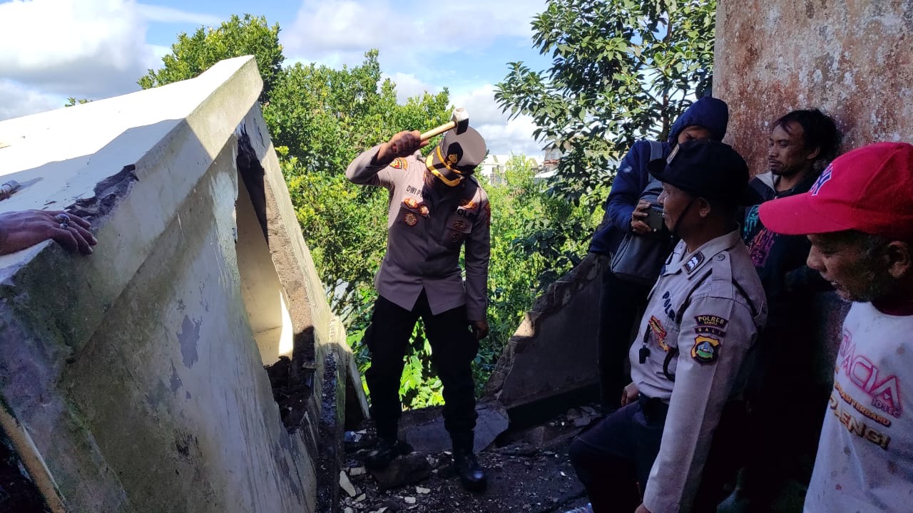 Respons Cepat Bencana, Polres Bangli Bersama TNI Bersihkan Material Longsor di SDN 2 Batur Kintamani