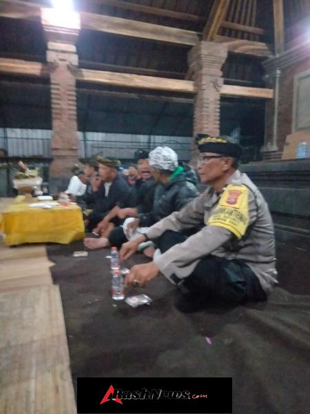Bhabinkamtibmas Baturiti Hadiri Musyawarah Adat, Perkuat Sinergi Keamanan Jelang Upacara Besar Desa