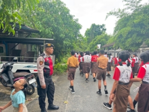 Polsek Nusa Penida Amankan Jalan Santai HUT SMPN 1 Nusa Penida ke-48.