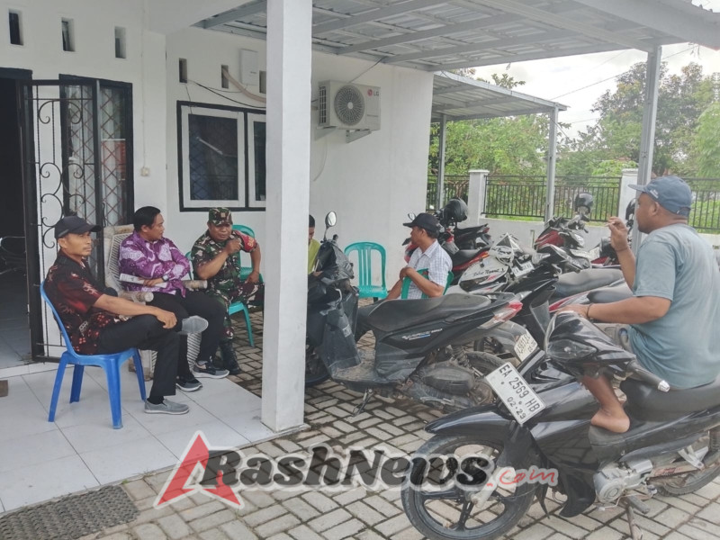 Babinsa Koramil Jajaran Kodim 1628/Sumbawa Barat Laksanakan Komsos di Desa Tapir