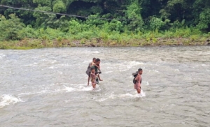 Curah Hujan Tinggi, Babinsa Hadir Lindungi Anak-Anak di Desa Watuomok