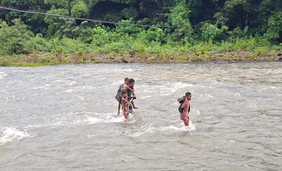 Curah Hujan Tinggi, Babinsa Hadir Lindungi Anak-Anak di Desa Watuomok