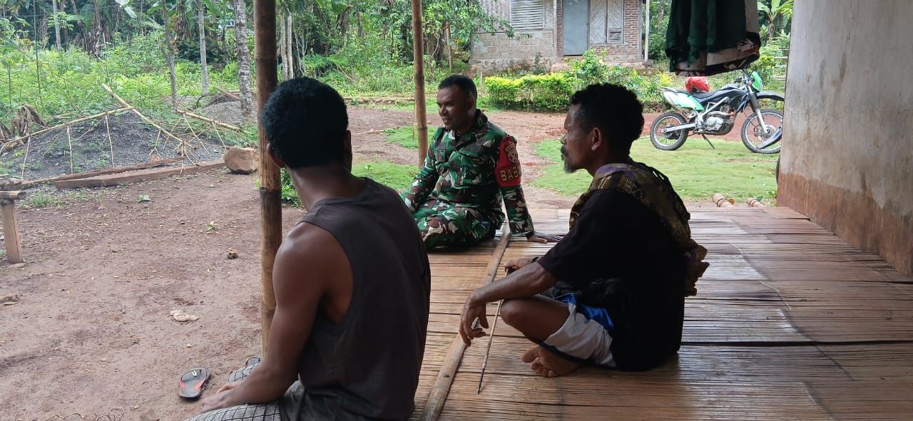 Pererat Kedekatan dengan Warga, Babinsa Welai Selatan Beri Arahan Pertanian