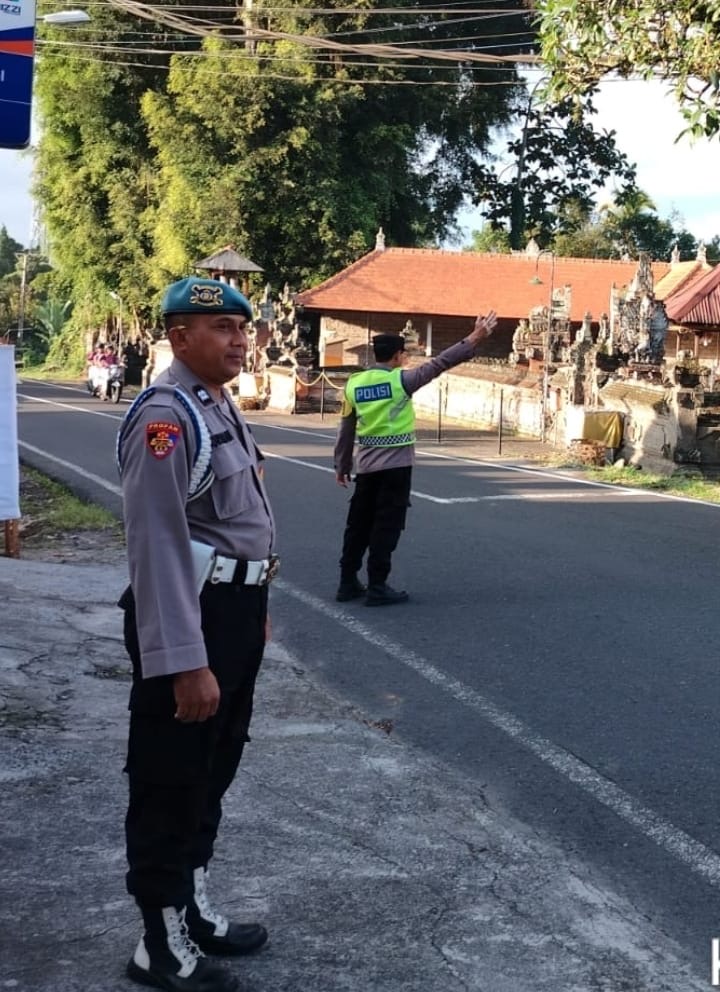 Cegah terjadinya kemacetan dan laka lantas, Personil Polsek Penebel melaksanakan Strong Point pagi