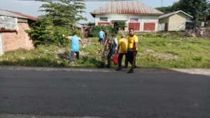 Dari Pasar hingga Kantor Camat, Koramil Lembor Hadirkan Semangat Jum’at Bersih