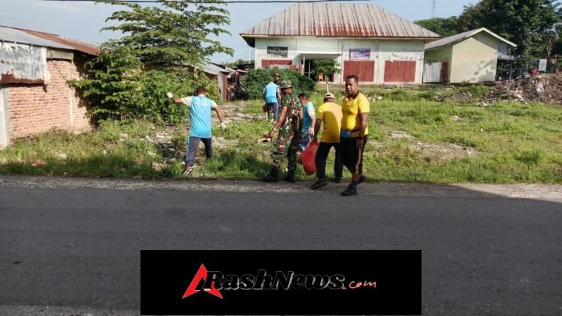 Dari Pasar hingga Kantor Camat, Koramil Lembor Hadirkan Semangat Jum’at Bersih