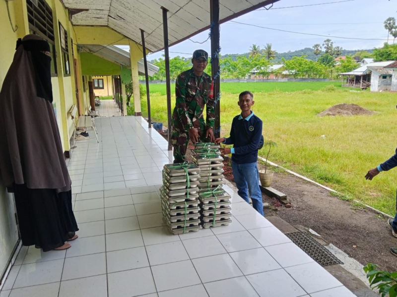 Babinsa Desa Belo Pastikan Penyaluran Makan Bergizi Gratis Tepat Waktu