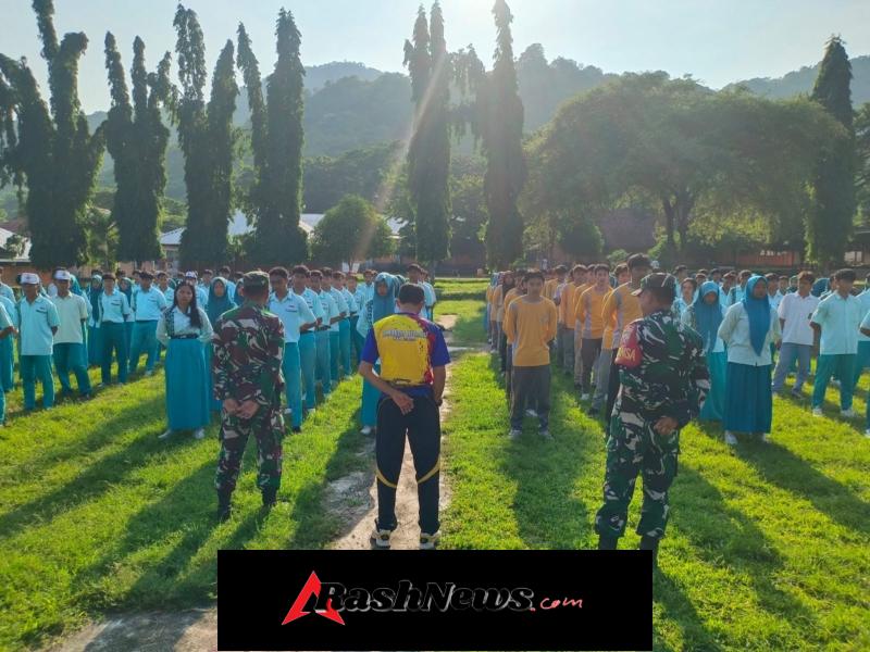 Babinsa Koramil Poto Tano Bekali Siswa dengan Pelatihan Baris-Berbaris