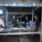 Patroli Ronda Malam Babinsa Pererat Kebersamaan dengan Warga Mbawi