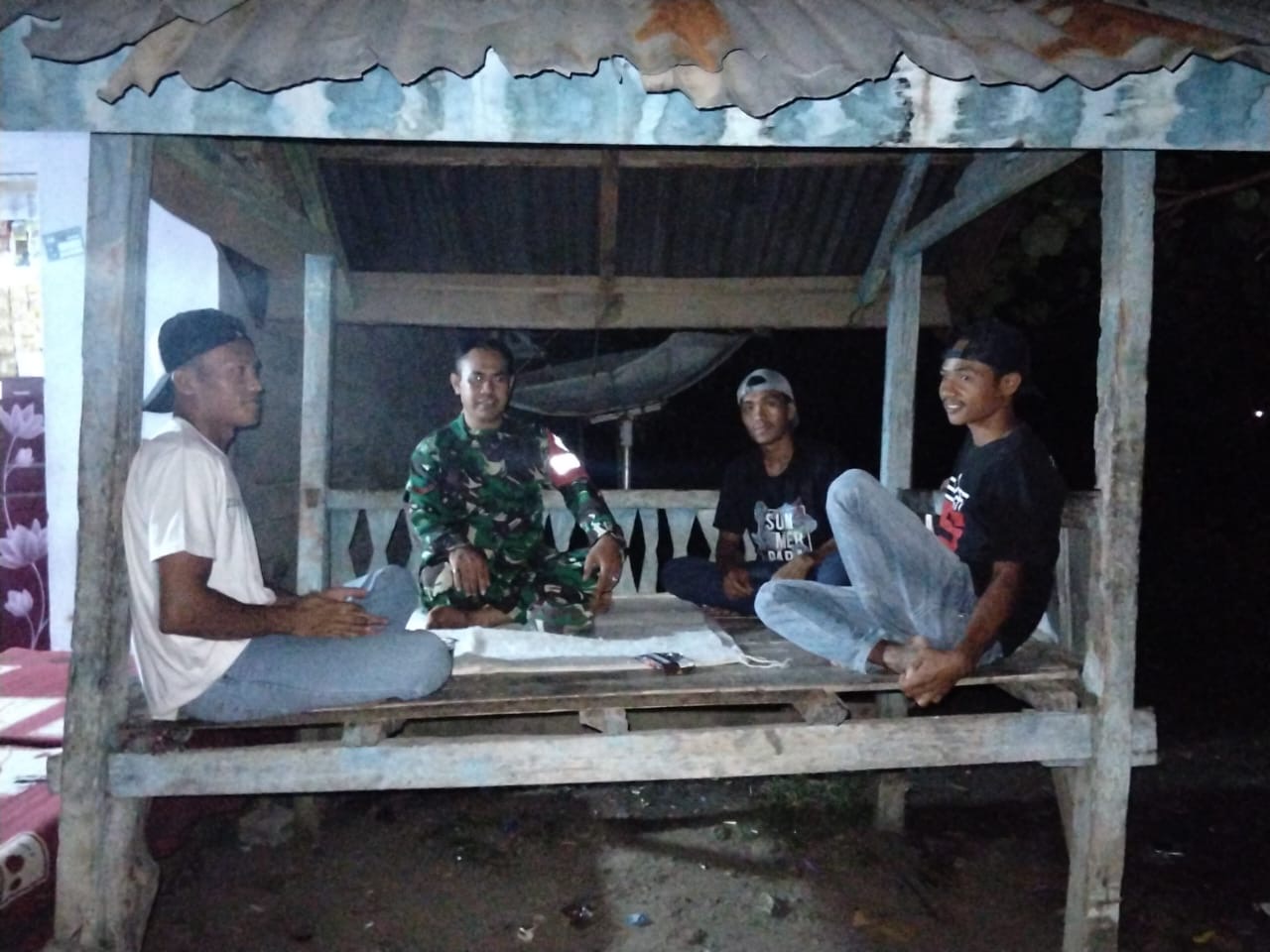 Patroli Ronda Malam Babinsa Pererat Kebersamaan dengan Warga Mbawi