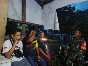 Ronda Malam Humanis Babinsa Mumbu, Tekankan Kebersihan dan Kesehatan Warga