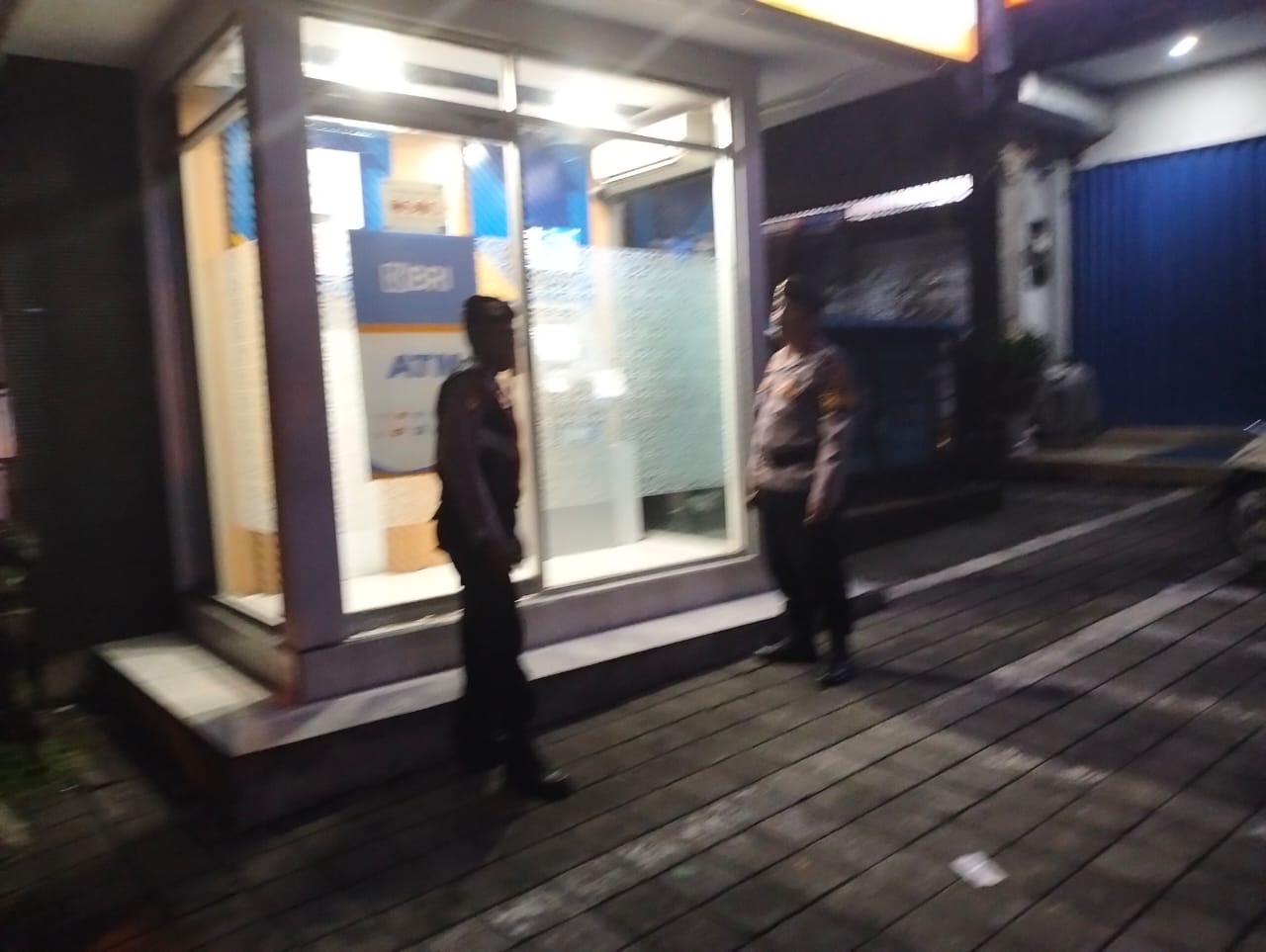 Patroli Preventif Malam Hari, Samapta Polsek Abiansemal Pantau Aktivitas Di Perbankan BRI