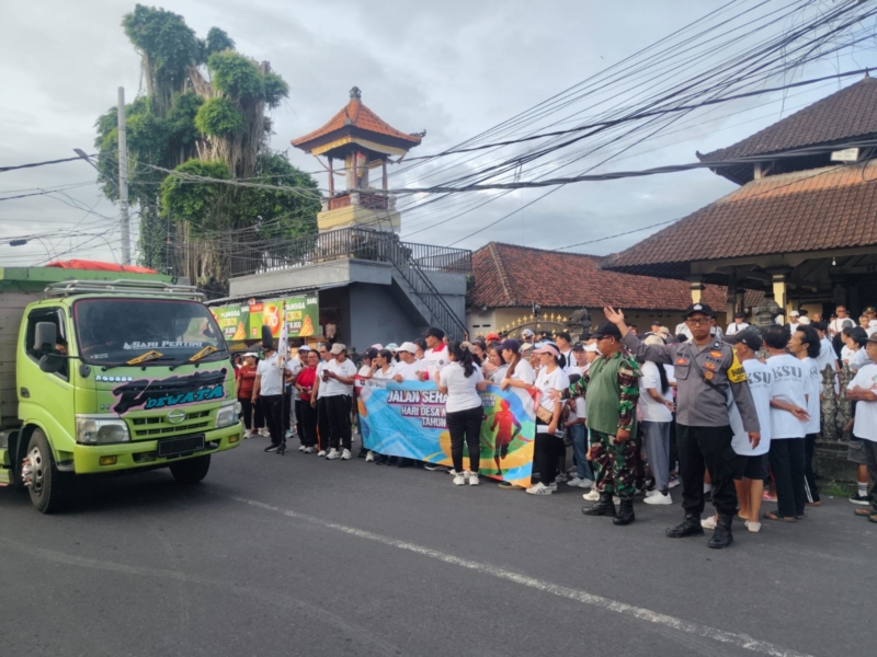 Polsek Gianyar Amankan Jalan Santai Hari Desa Nasional di Desa Tulikup