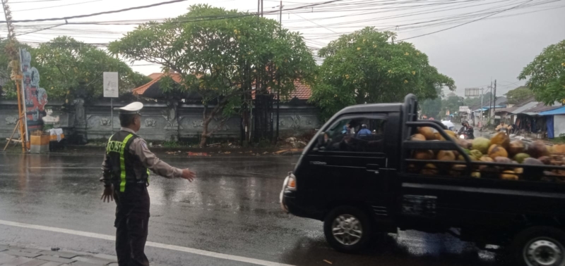 Strong Point Sore Di Simpang Rawan Kemacetan, Personel Polsek Abiansemal Hadir Layani Masyarakat
