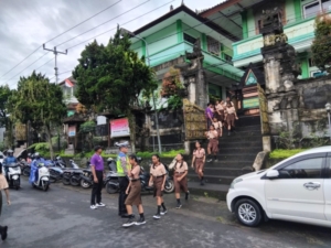 POLSEK TEMBUKU LAKSANAKAN PENGAMANAN JALAN SANTAI DALAM RANGKA HUT SMPN 1 TEMBUKU KE-61