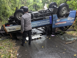 Pick Up Terguling di Tanjakan Penasan–Anjingan, Polisi Lakukan Penanganan Cepat.
