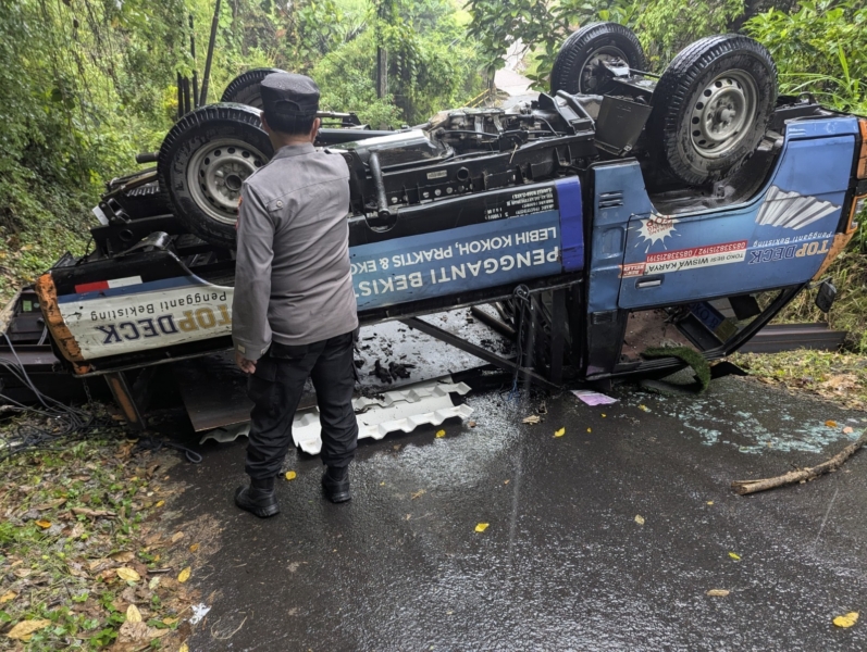 Pick Up Terguling di Tanjakan Penasan–Anjingan, Polisi Lakukan Penanganan Cepat.