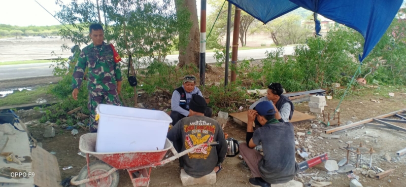 Babinsa Kodim 1628/Sumbawa Barat Pantau Pembangunan Dapur SPPG di Desa Kelanir