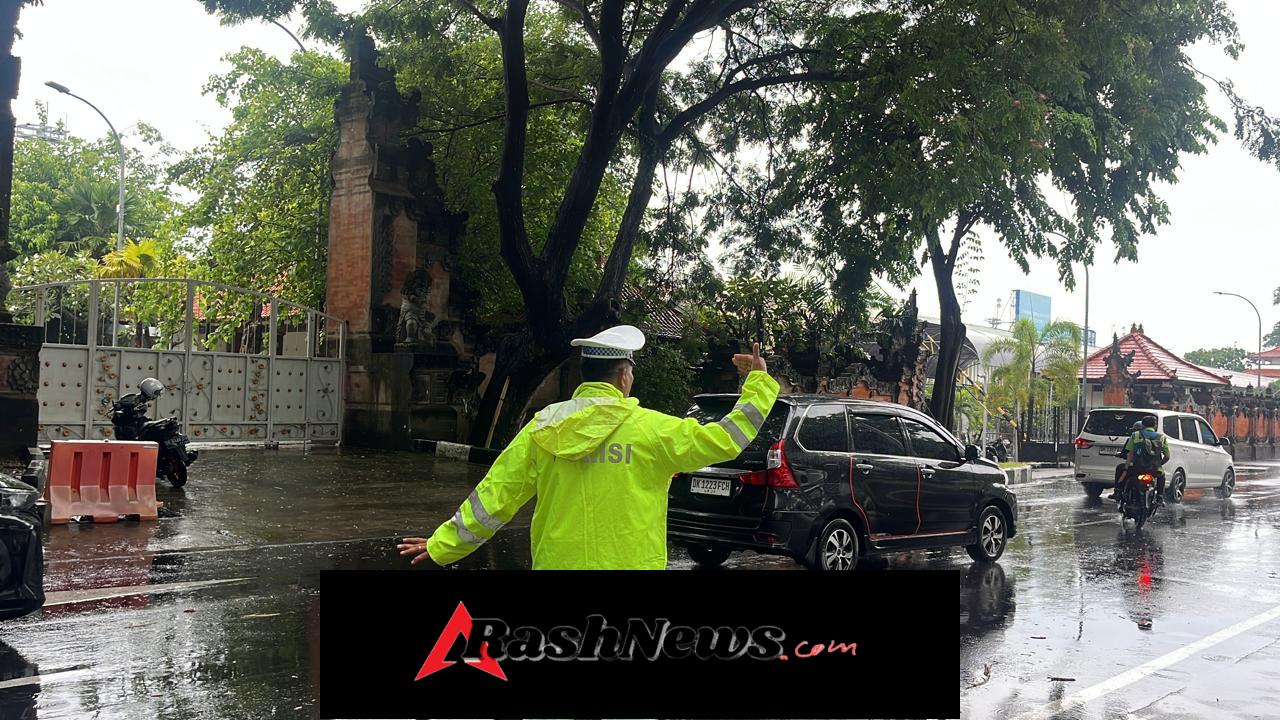 Hujan Guyur Kawasan Bandara, Satlantas Polres Ngurah Rai Tetap Siaga Jaga Kelancaran Lalin