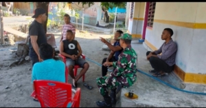 Melalui Komsos, Babinsa Wetabua Dorong Peran Aktif Pemuda Jaga Kamtibmas