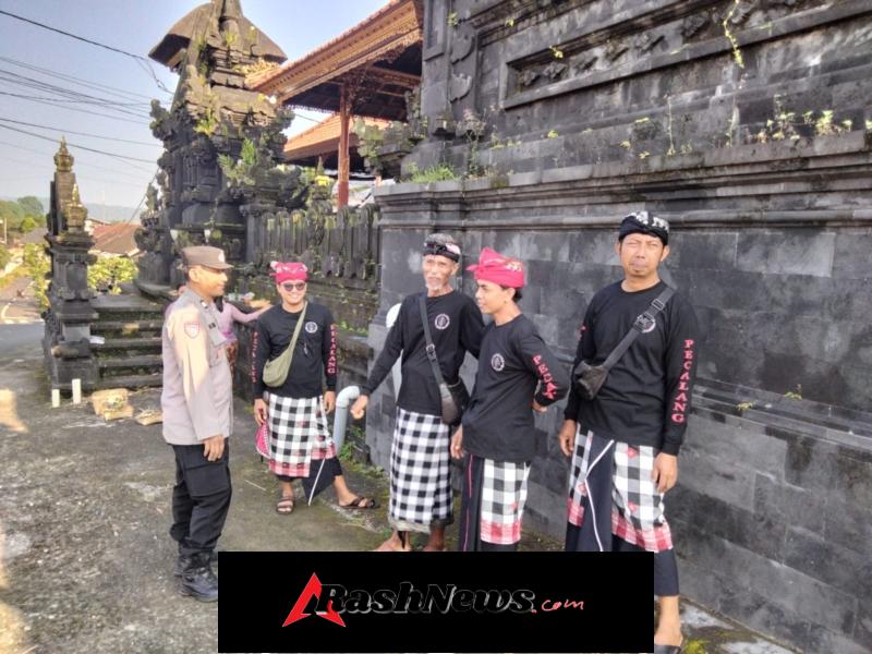 Sinergi Bhabinkamtibmas Desa Bajera dan Pecalang Kawal Prosesi Ngaben