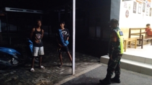 Patroli Malam Babinsa Sambelia, Tekankan Peran Tokoh Masyarakat Jaga Keamanan