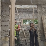 Babinsa Hadir di Tengah Masyarakat, Bantu Pembangunan Rumah Warga Desa Tanamodu