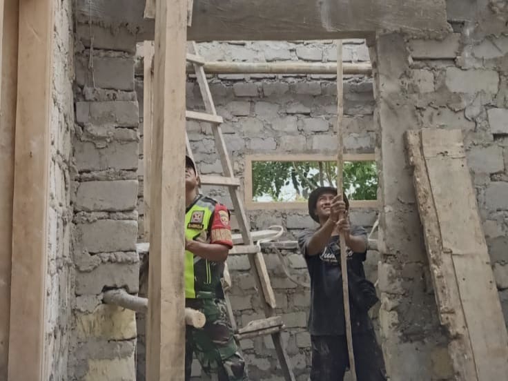 Babinsa Hadir di Tengah Masyarakat, Bantu Pembangunan Rumah Warga Desa Tanamodu