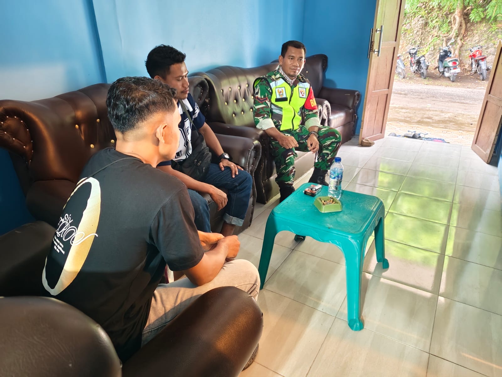 Dekat dengan Warga, Babinsa Koramil 1602-04 Pantau Keamanan Desa Loboniki