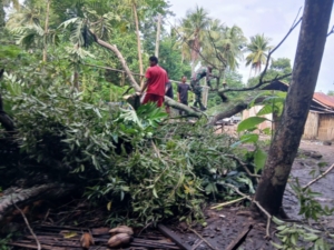 Babinsa Desa Bagang Ajak Warga Jaga Keselamatan Lingkungan Saat Musim Hujan