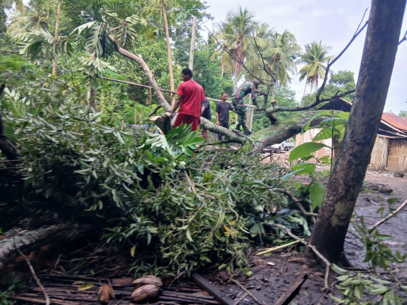 Babinsa Desa Bagang Ajak Warga Jaga Keselamatan Lingkungan Saat Musim Hujan